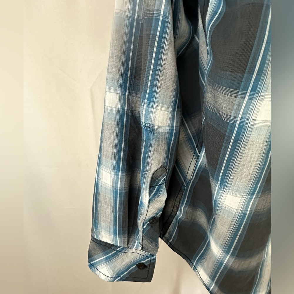 Helix brand long sleeve men’s shirt. Size XL. Athletic Fit. Nice color scheme. - Picture 6 of 8